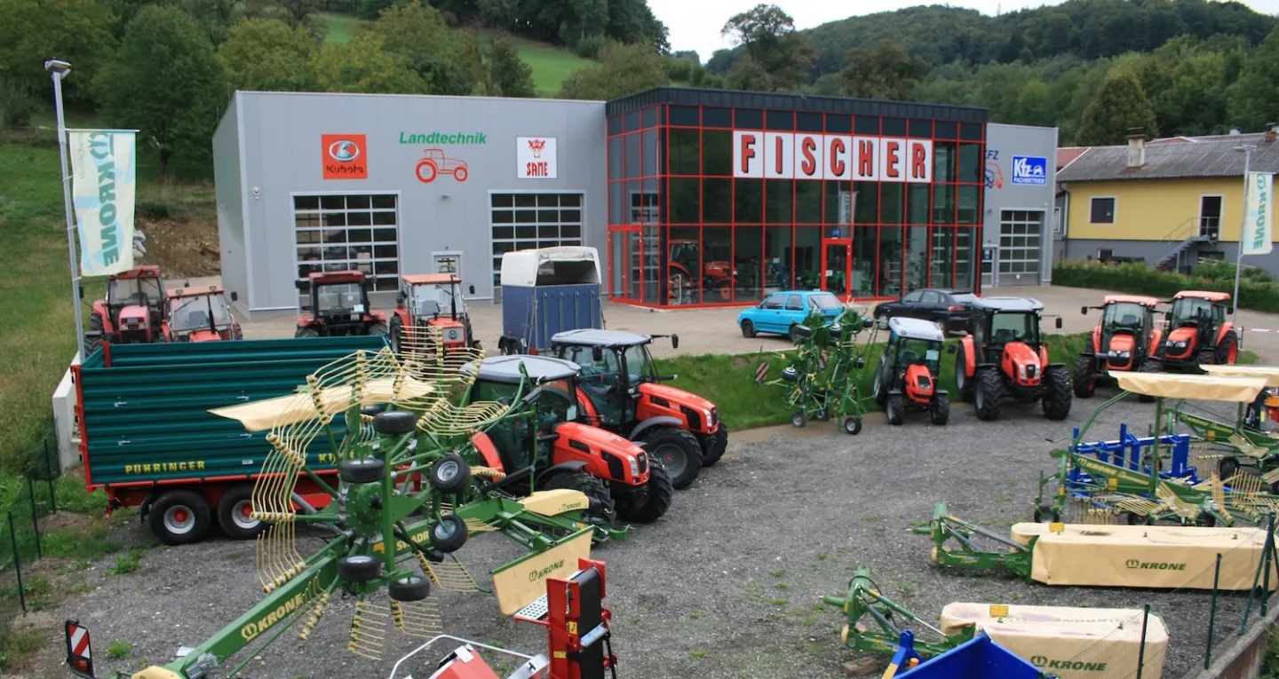 Das Betriebsgelände von Fischer Landtechnik und Kfz in Stössing