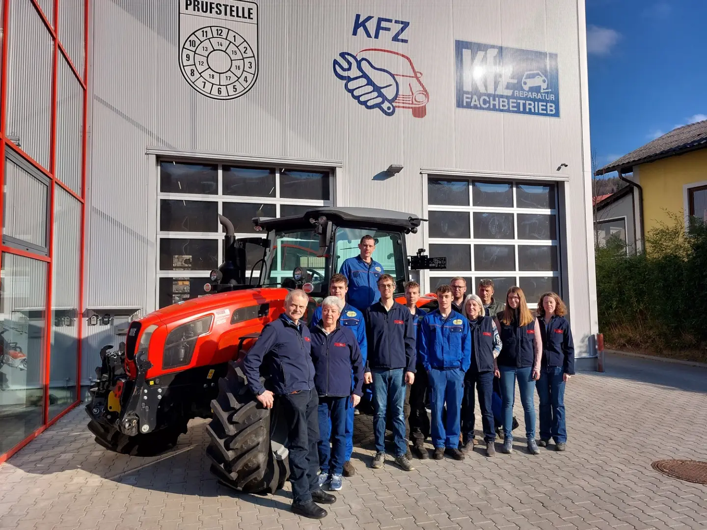 Die Mannschaft von Fischer Landtechnik und Kfz vor der Werkstatt